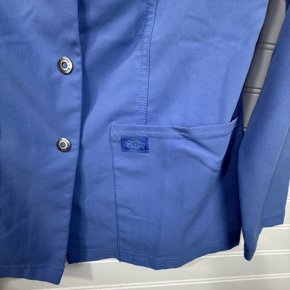 Dickies women’s baby blue long sleeve snap front scrub top. Size XS. - Picture 4 of 6
